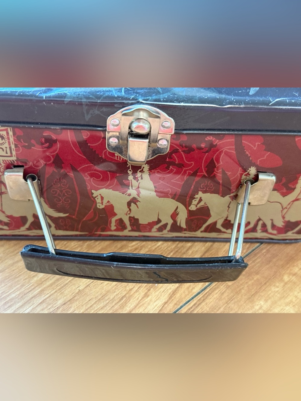 Rix Products LLC Eragon Collectible Metal Lunchbox Tin 2006 Item No. 4920 - Picture 13 of 15